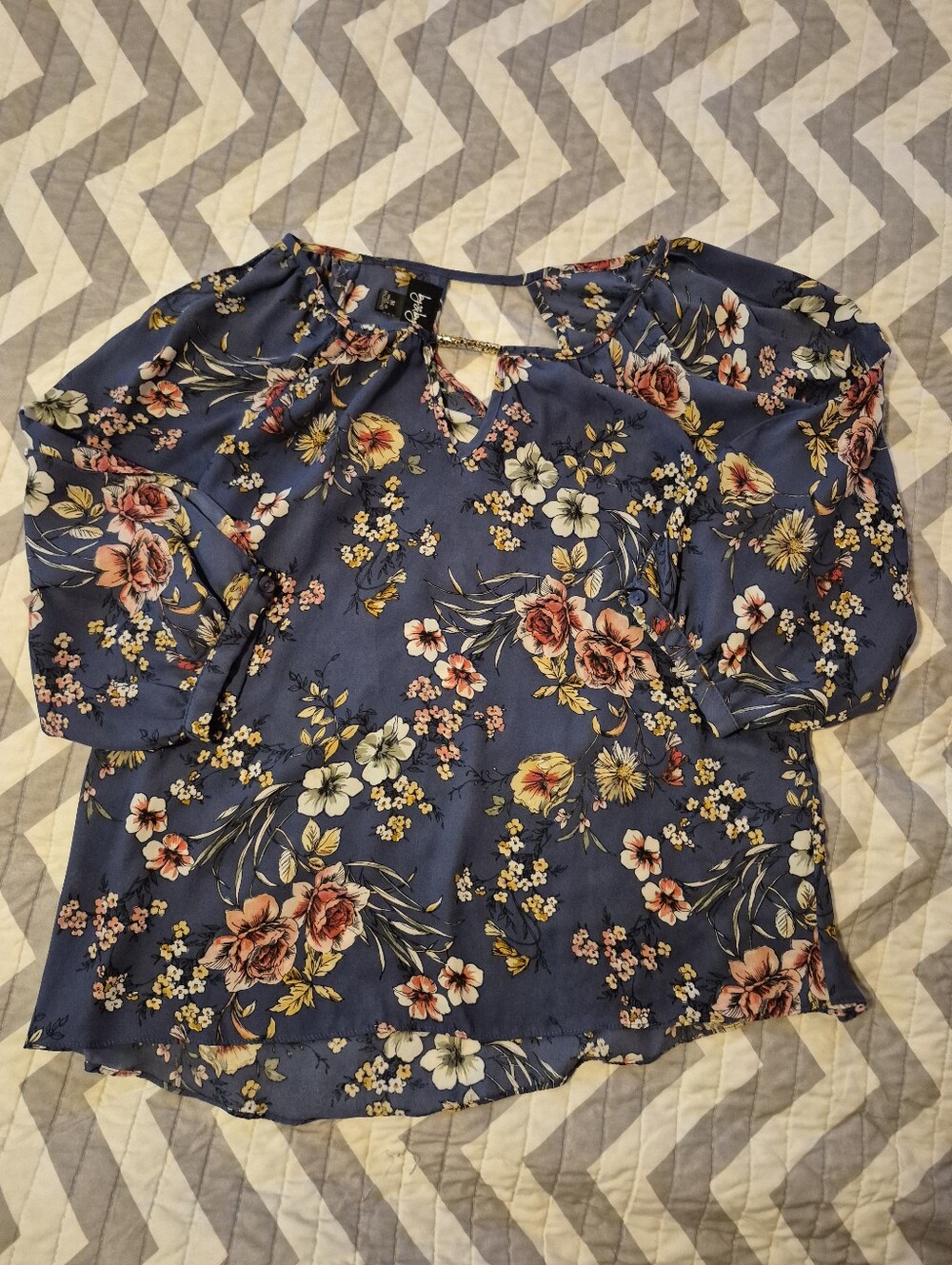 ❤️🔥 By & By Womens Medium Floral Cold Sholder Flowy Shirt